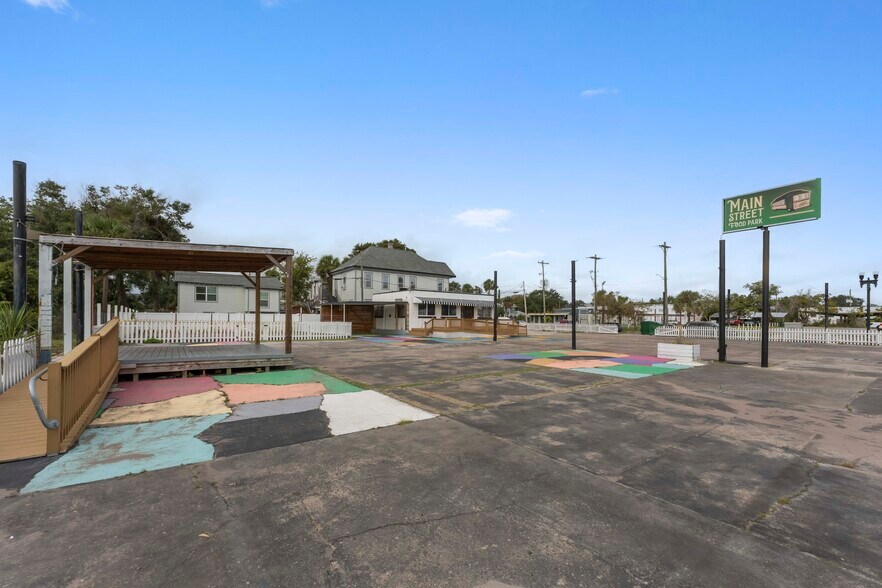 More Photos Of 1352 N Main St, Jacksonville Auto Dealership For Lease