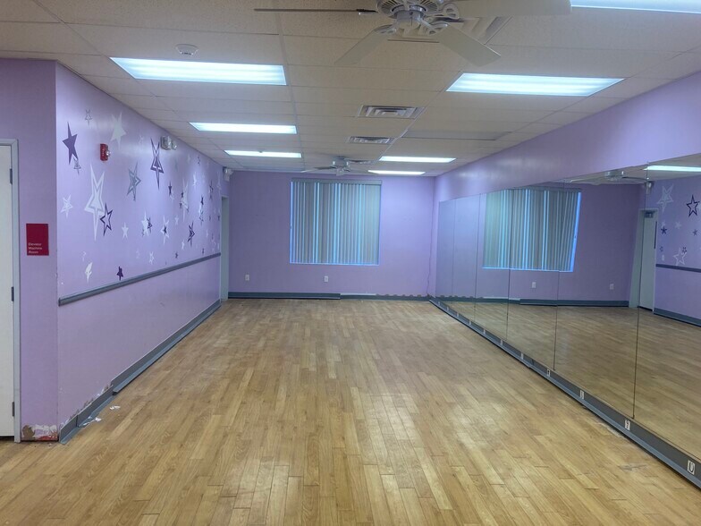 More Photos Of 1107 Valley Rd, Stirling Storefront Retail Office For Lease