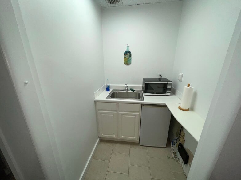 More Photos Of 20-24 Park Pl, Great Neck Office Residential For Lease