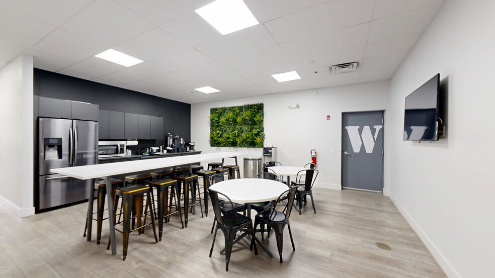 More Photos Of 525 Anderson Dr, Romeoville Warehouse For Sale