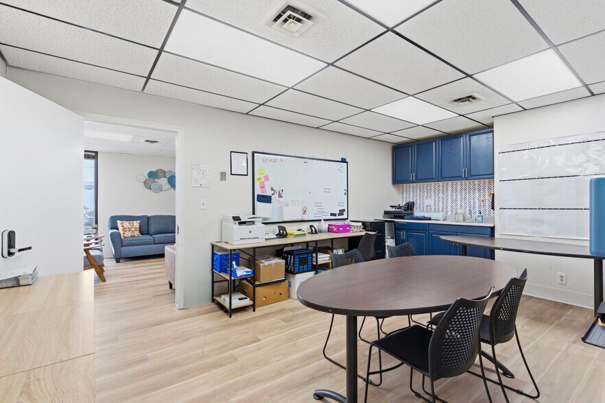 More Photos Of 1331 N Stewart Ave, Springfield Medical For Sale
