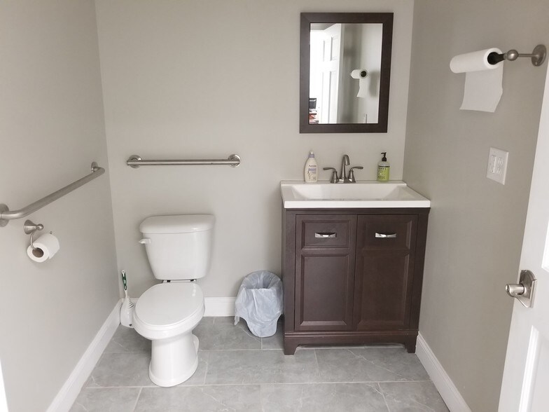 More Photos Of 1400 Pierside St, North Charleston Flex For Lease