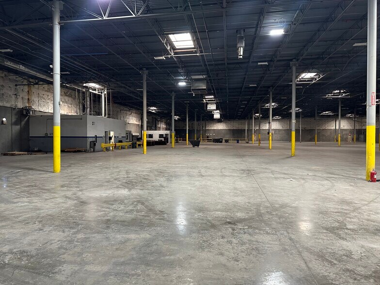 More Photos Of 2323 McDaniel Dr, Carrollton Distribution For Lease