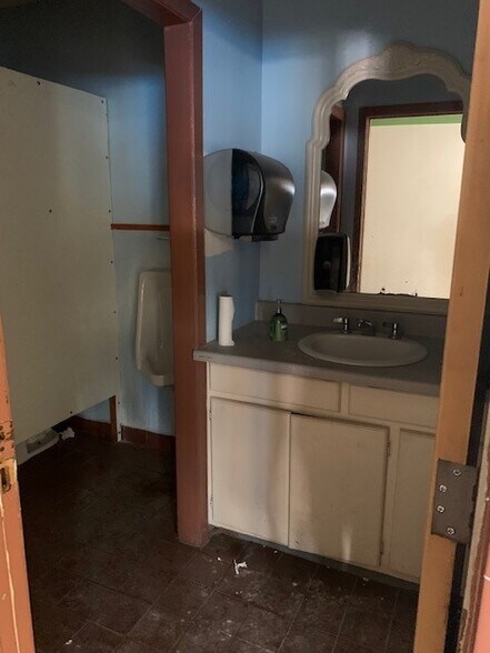 More Photos Of 2706 Samuell Blvd, Dallas Storefront For Lease