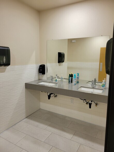 More Photos Of 2060 W Whispering Wind Dr, Phoenix Medical For Sale