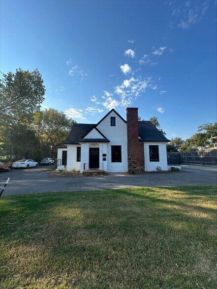 More Photos Of 910 18th St, Plano Office For Sale