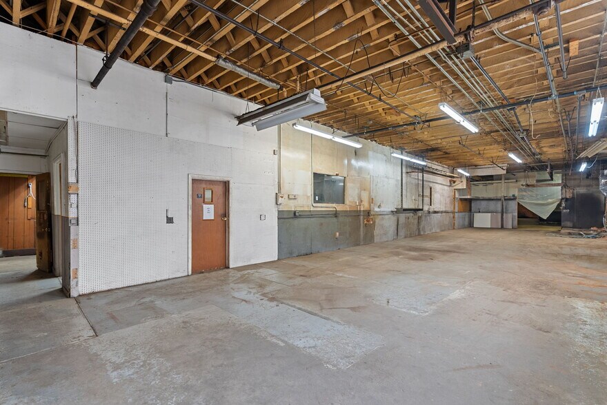 More Photos Of 314 E Market St, Warsaw Showroom For Sale