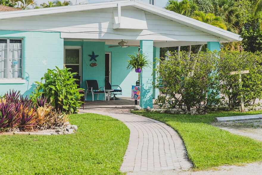 More Photos Of 808 N Bay Blvd, Anna Maria Hotel For Sale