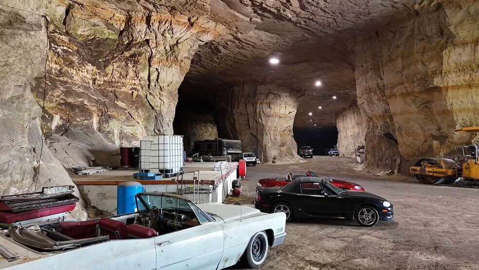 More Photos Of 20 Cave Industrial dr, Crystal City Industrial For Lease