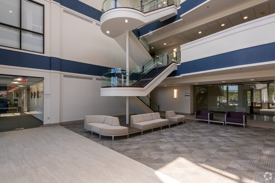 More Photos Of 144 Turnpike Rd, Southborough Office For Lease