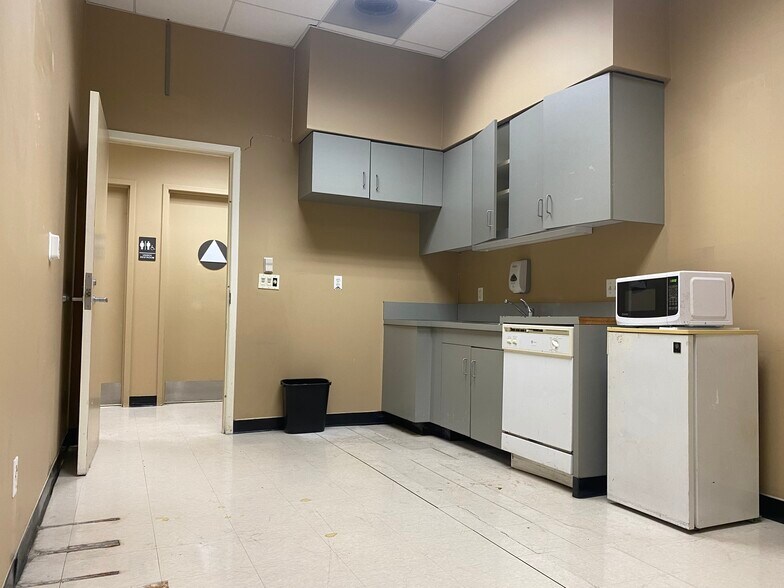 More Photos Of 2136 Railroad Ave, Pittsburg Bank For Lease