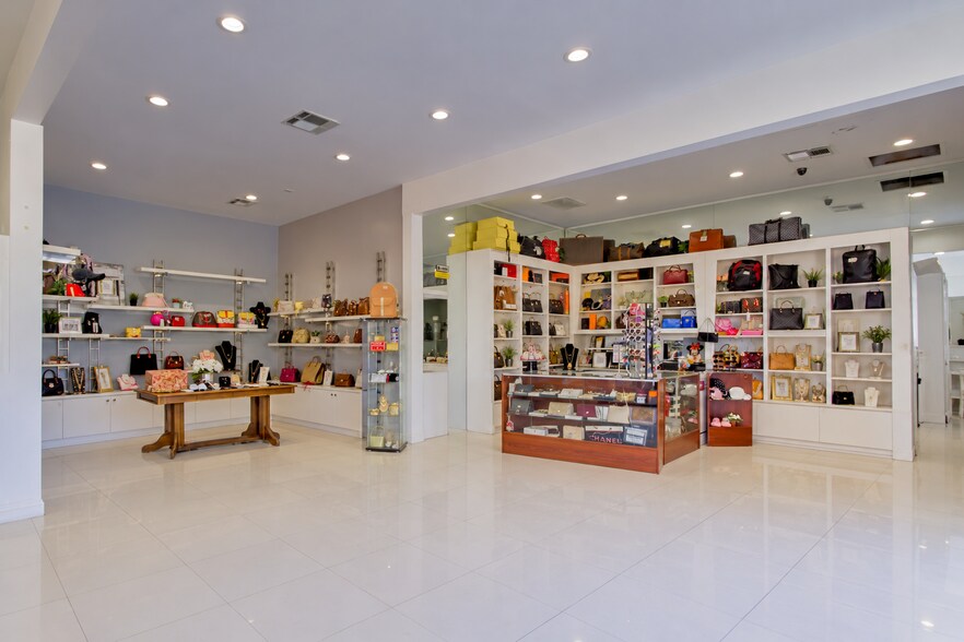 More Photos Of 7172 Melrose Ave, Los Angeles Storefront For Sale