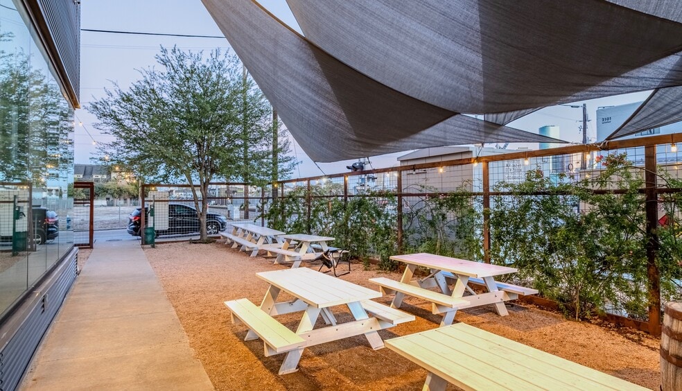 More Photos Of 2101 Summer St, Houston Freestanding For Lease