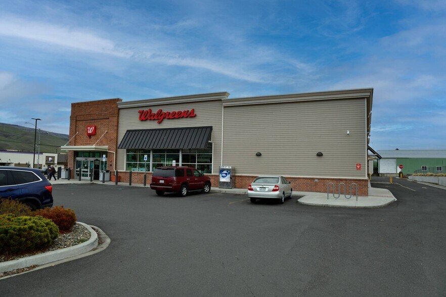 More Photos Of 425 Bridge St, Clarkston Drugstore For Sale