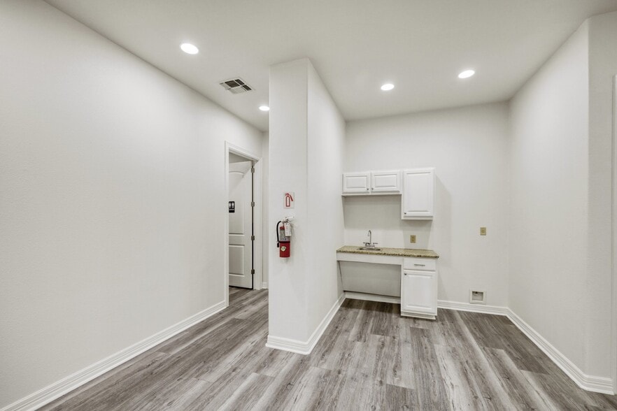 More Photos Of 5727 W I-10 Fwy, San Antonio Office For Lease