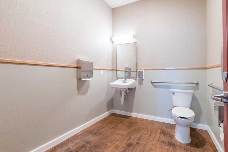 More Photos Of 1059 Water St, Ketchikan General Retail For Sale