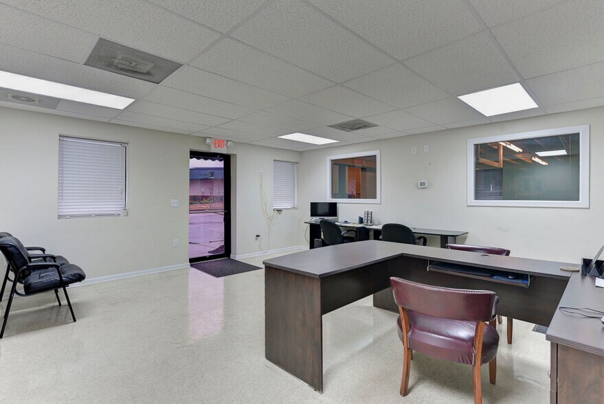 More Photos Of 108 Prides Way, Lexington Light Distribution For Sale