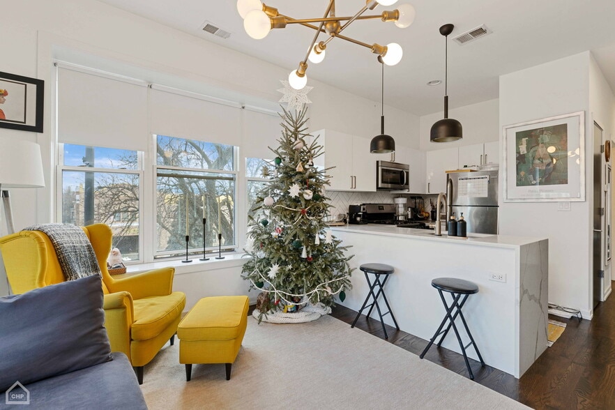 More Photos Of 2301 W Chicago Ave, Chicago Apartments For Sale