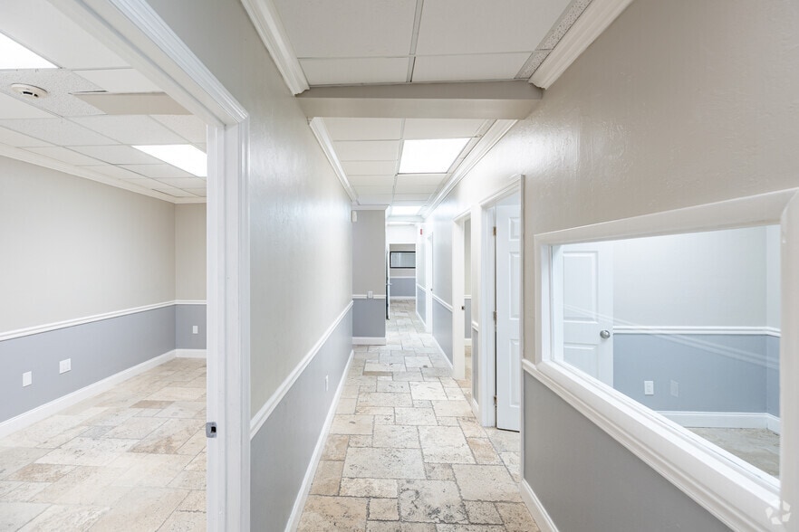 More Photos Of 4206 Mercantile Ave, Naples Distribution For Lease