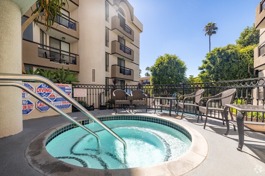 More Photos Of 740 S Burnside Ave, Los Angeles Apartments For Sale