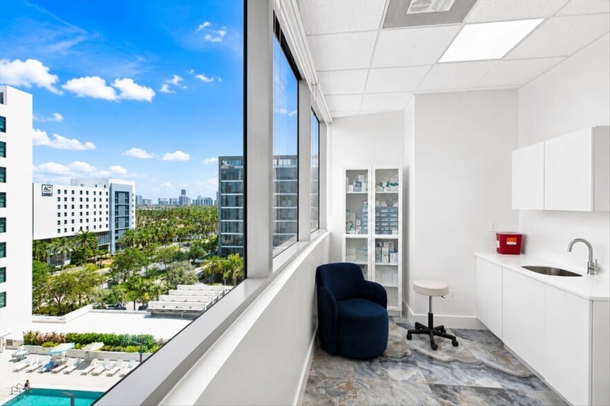 More Photos Of 2920-2950 NE 207th St, Aventura Unknown For Lease