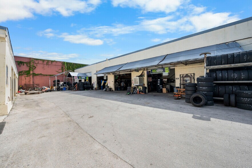 More Photos Of 3173 SE Railroad Ave, Stuart Service For Sale