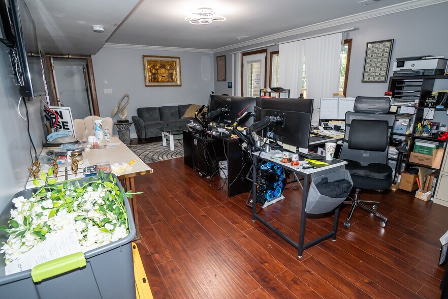 More Photos Of 10140 S Roberts Rd, Palos Hills Bar For Lease