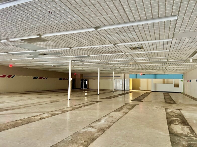 More Photos Of 3700 Falls Rd, Baltimore Drugstore For Lease