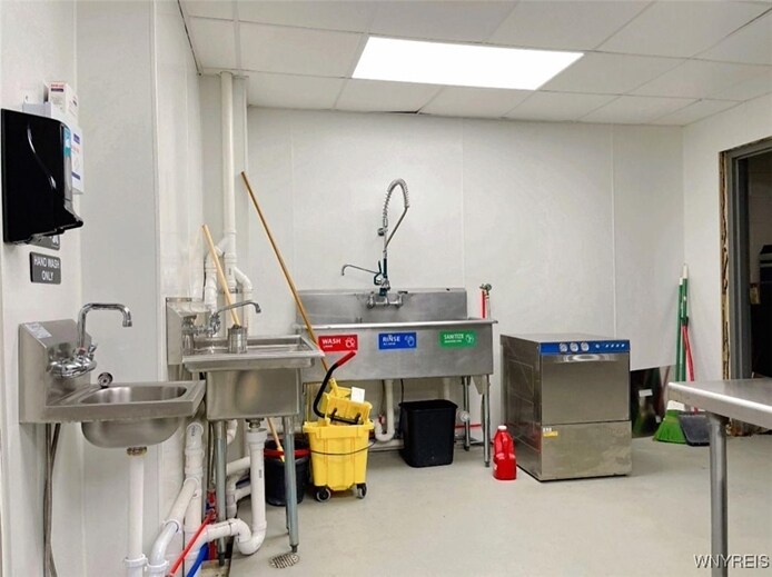 More Photos Of 1701 Pine Ave, Niagara Falls Restaurant For Sale