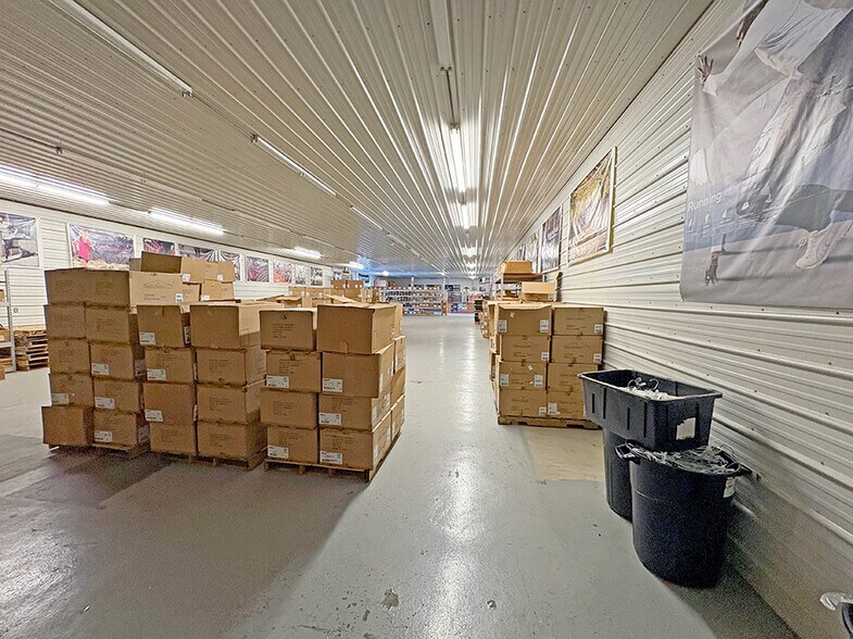 More Photos Of 1325 N Broad St, Carlinville Warehouse For Lease