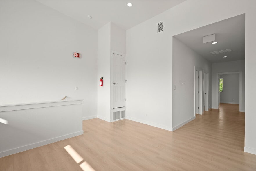 More Photos Of 10020 Darden Hill Rd, Austin Light Distribution For Lease