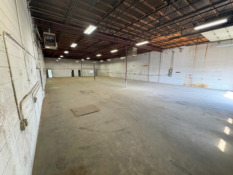 More Photos Of 4704-4722 76th Av NW, Edmonton Manufacturing For Lease