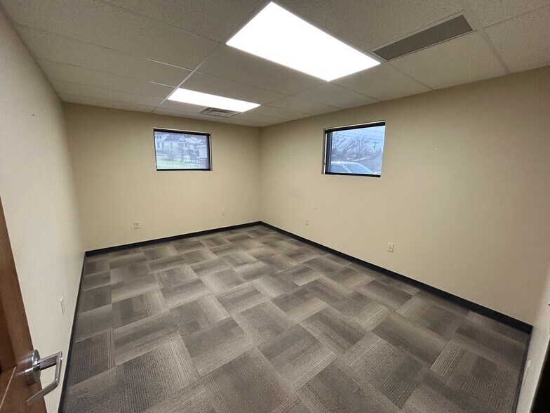 More Photos Of 101 Rathbone Rd, Marietta Flex For Sale