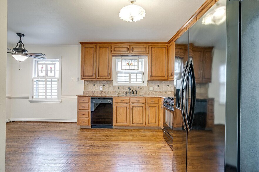 More Photos Of 113 N Tarrant St, Crowley Office For Sale