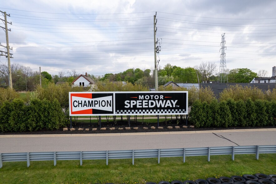 More Photos Of 154 W Speed Way, Pontiac Parking Garage For Sale