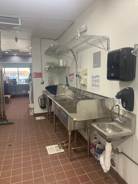 More Photos Of 1725 Spruce St, Riverside Restaurant For Lease