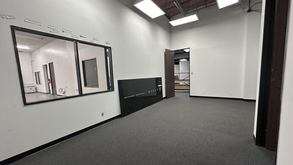 More Photos Of 10595 Westoffice Dr, Houston Light Distribution For Lease