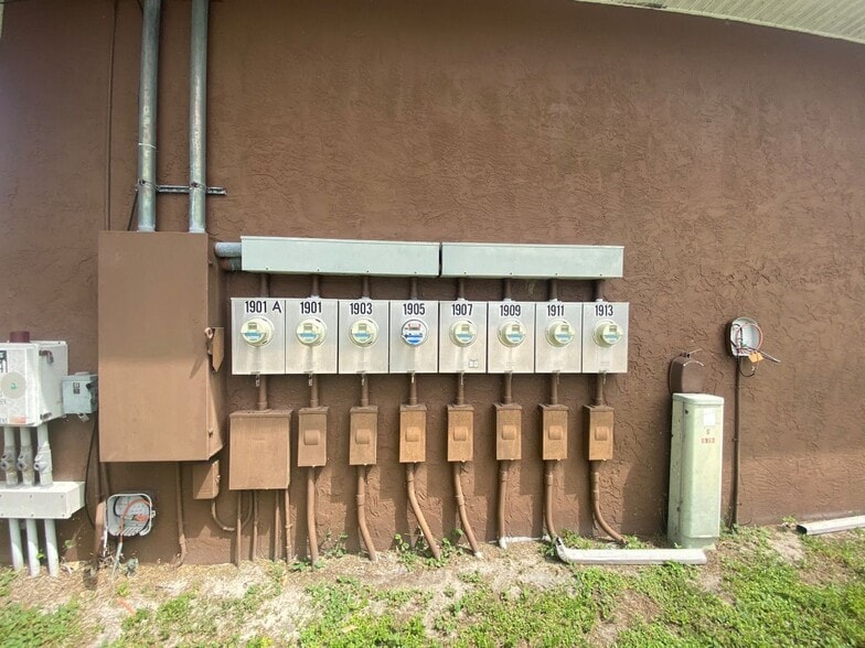 More Photos Of 1901-1913 SW Biltmore St, Port Saint Lucie Light Manufacturing For Sale