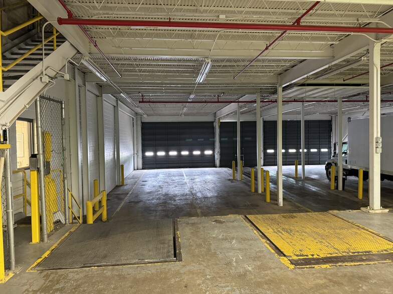 More Photos Of 435 E Washington St, Winchester Warehouse For Lease