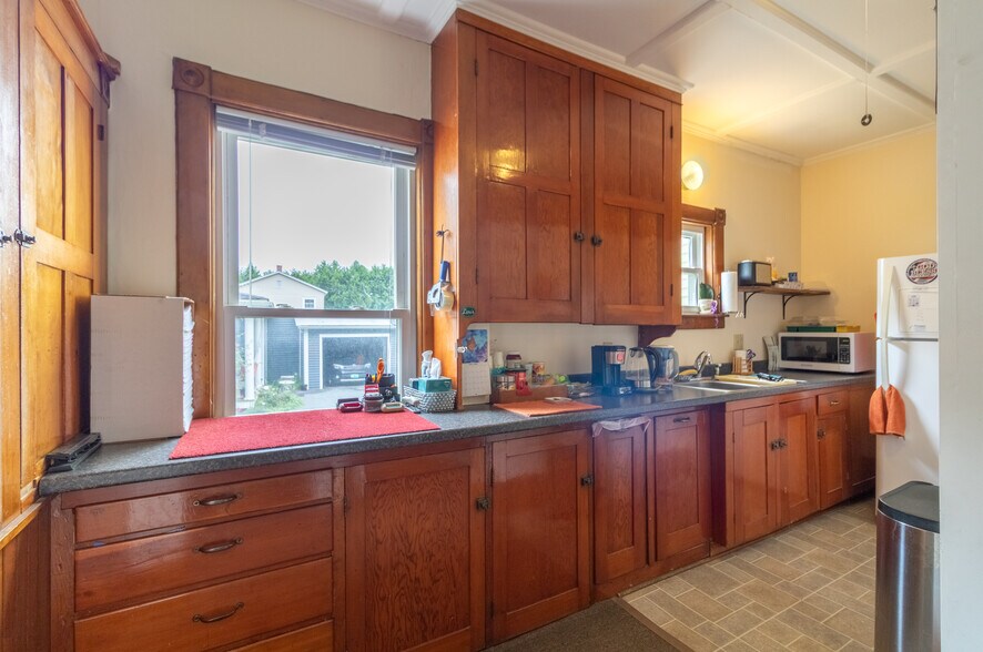 More Photos Of 375 E Main St, Newport Office For Sale