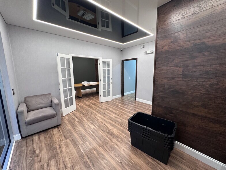 More Photos Of 6600-6626 Kingspointe Pky, Orlando Distribution For Lease