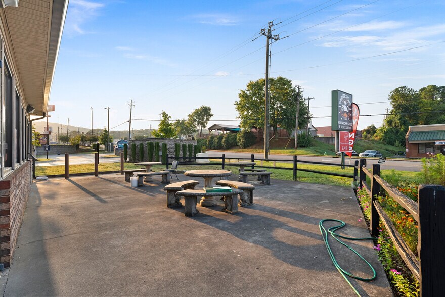 More Photos Of 140 E Felton Rd, Cartersville Restaurant For Sale