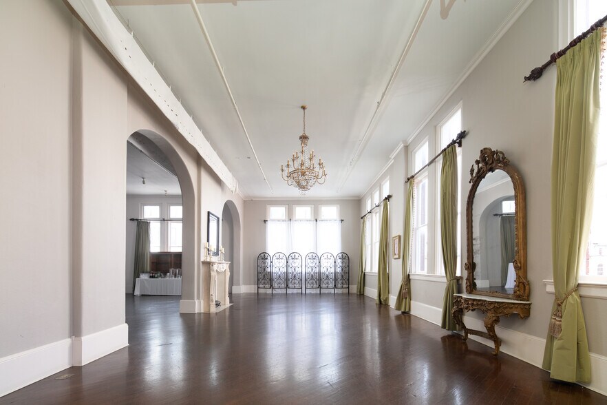 More Photos Of 101 S Main St, Winchester Restaurant For Lease