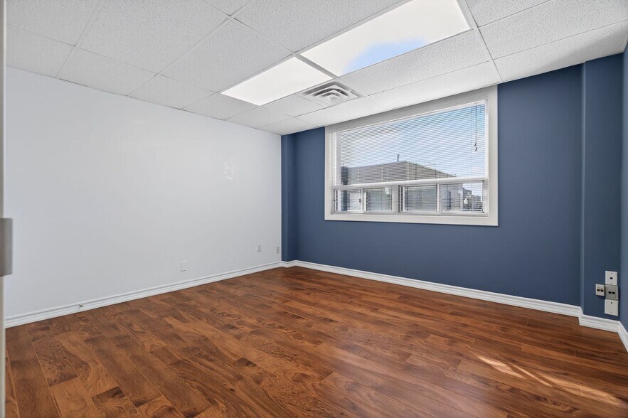 More Photos Of 256-260 Church St, Oakville Storefront Retail Office For Lease