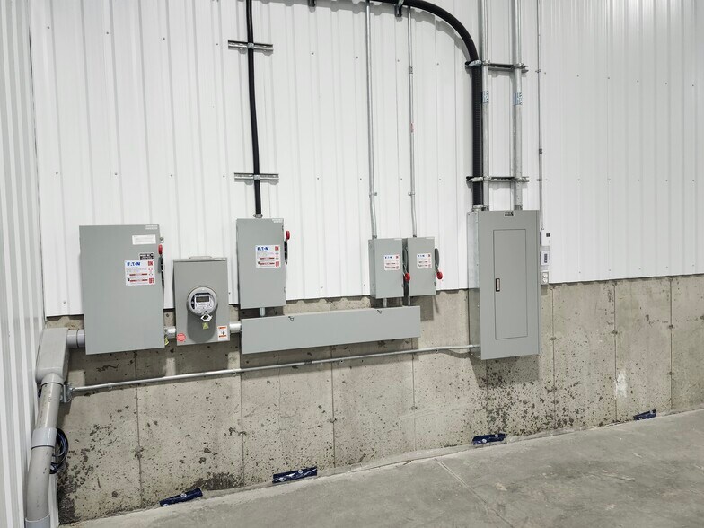 More Photos Of 425 Rue Yamaska, Waterloo Warehouse For Sale