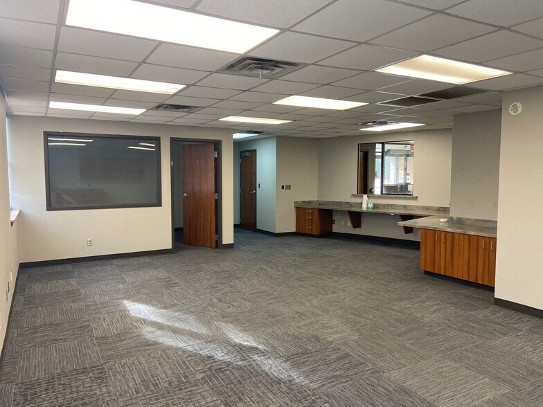 More Photos Of 829 Elks Blvd, Ardmore Office For Sale
