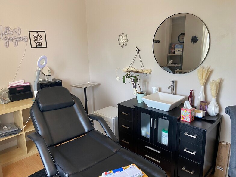 More Photos Of 350 SW Greenwich Dr, Lee's Summit Storefront Retail Office For Sale