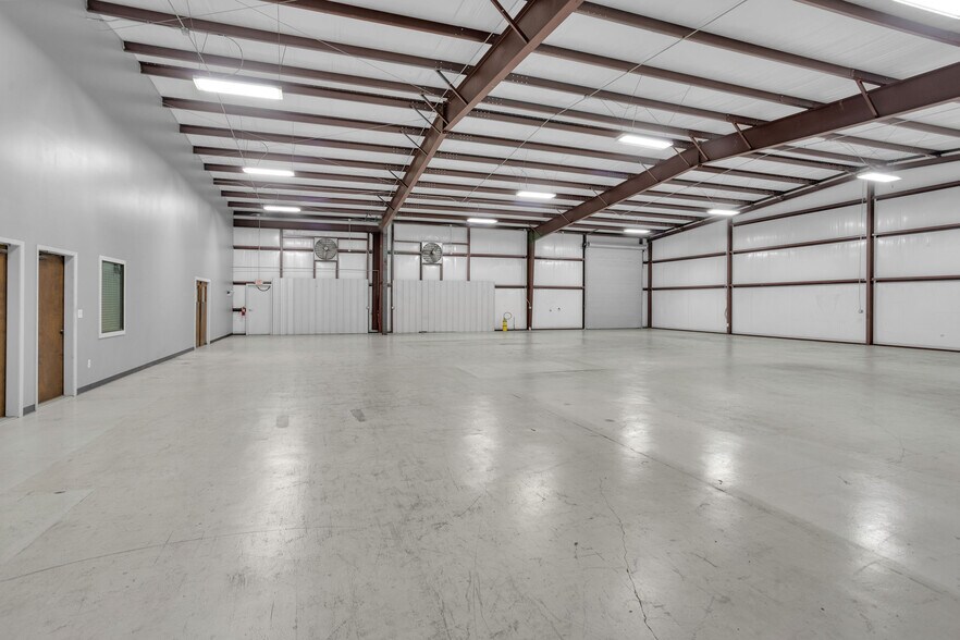 More Photos Of 2418 N Frazier, Conroe Warehouse For Lease