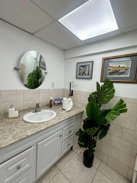 More Photos Of 100 Business St, Hyde Park Unknown For Lease