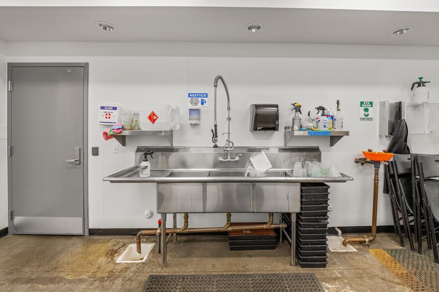 More Photos Of 44211 Yucca Ave, Lancaster Warehouse For Sale